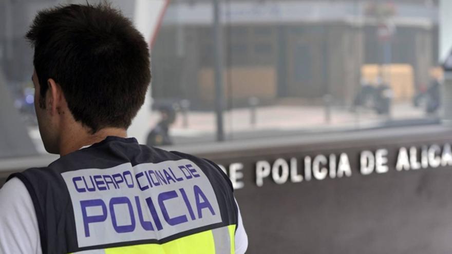 Un policía en la Comisaría de Alicante.