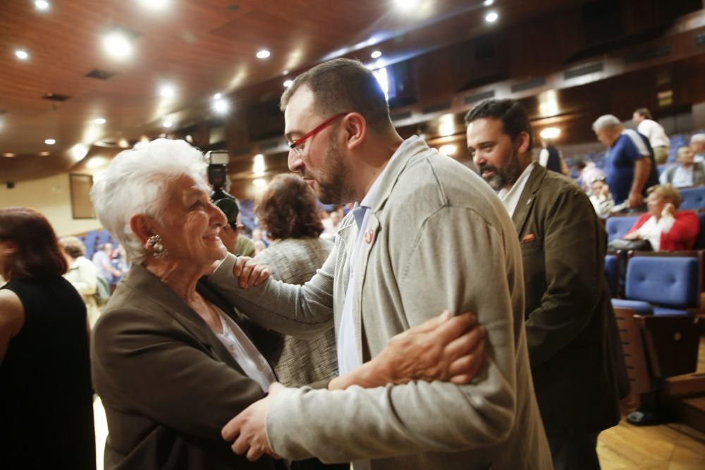 Acto de las 13 rosas en homenaje a Hilda Farfante