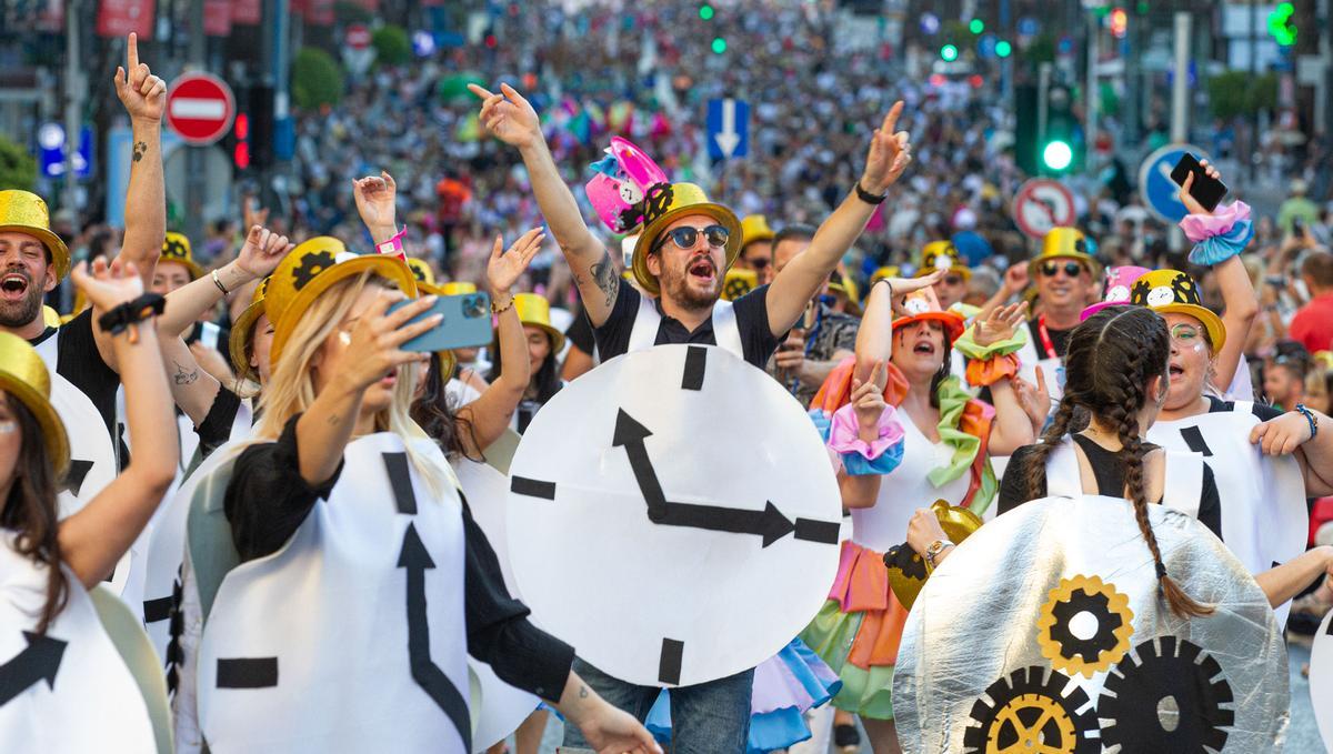 HOGUERAS 2022 | Desfile del Ninot en las calles de Alicante