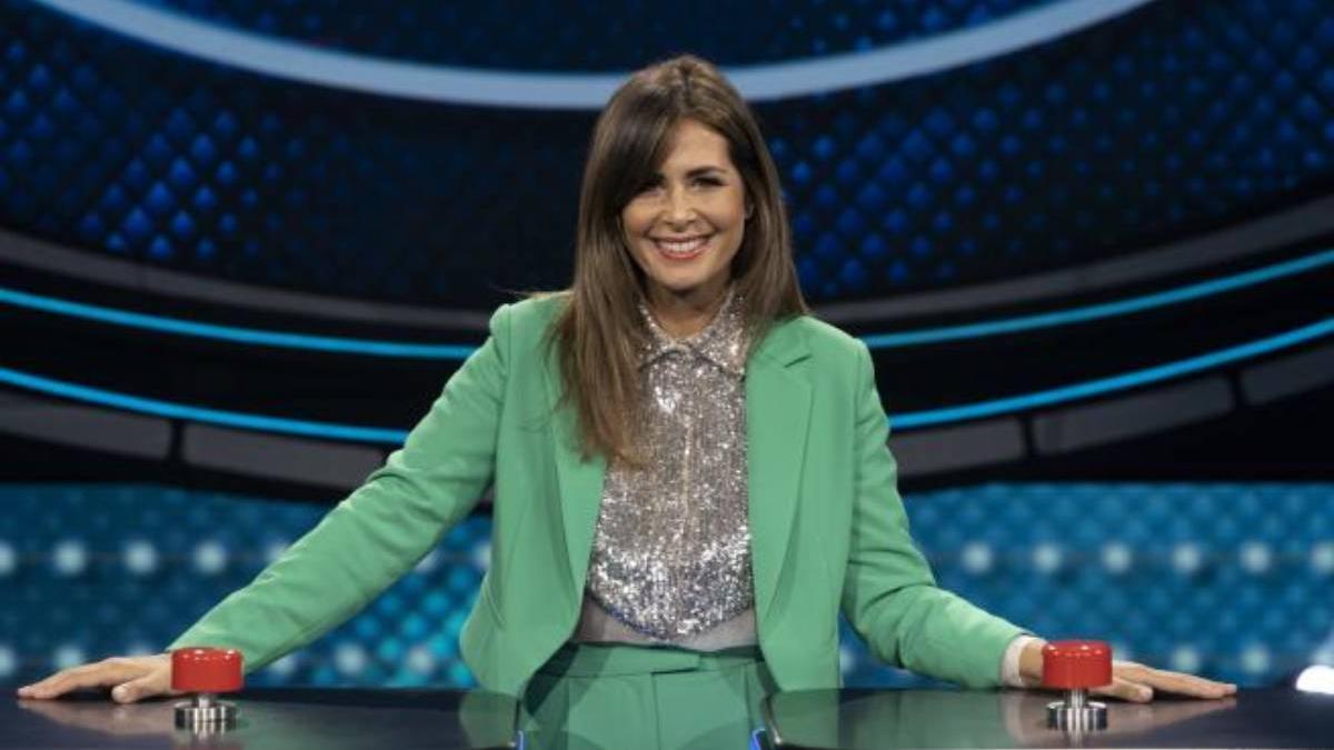 Nuria Roca con traje verde y camisa brillante en 'Family Feud'