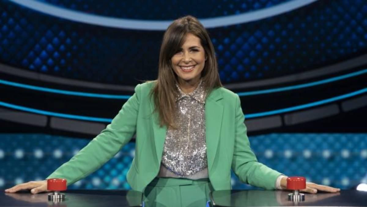 Nuria Roca con traje verde y camisa brillante en 'Family Feud'