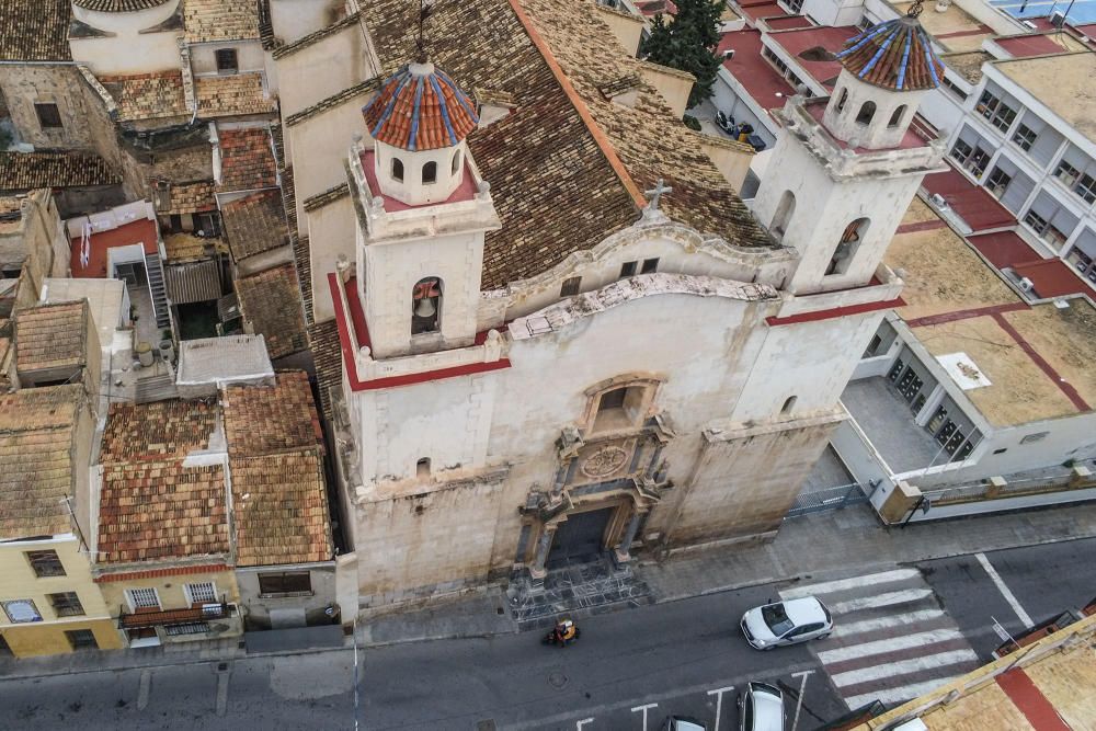 Imágenes de los campanarios de Santiago el Mayor, Catedral y Nuestra Señora de Monserrate en Orihuela y San Martín de Callosa. El Consell ha protegido como BIC sus campanas góticas.