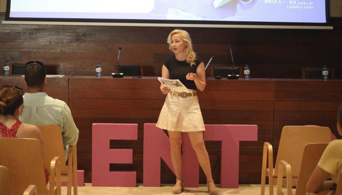 Beatriz Benavides, estudiante de Ingeniería Mecánica, se dirige a los asistentes. | B. B.