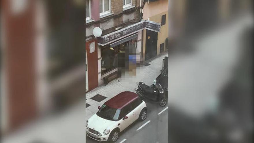 Un hombre se desnuda por completo y defeca en la calle tras una pelea en un bar de Gijón