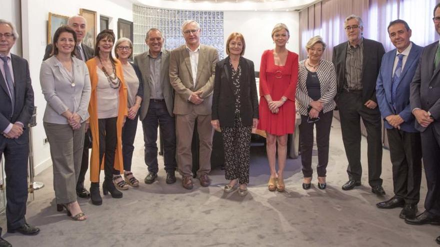 Mavi Mestre, en el centro, en Levante-EMV con los participantes en el desayuno coloquio.