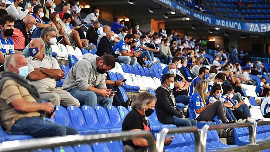 Aficionados deportivistas en el partido ante el Celta B. |  // VÍCTOR ECHAVE