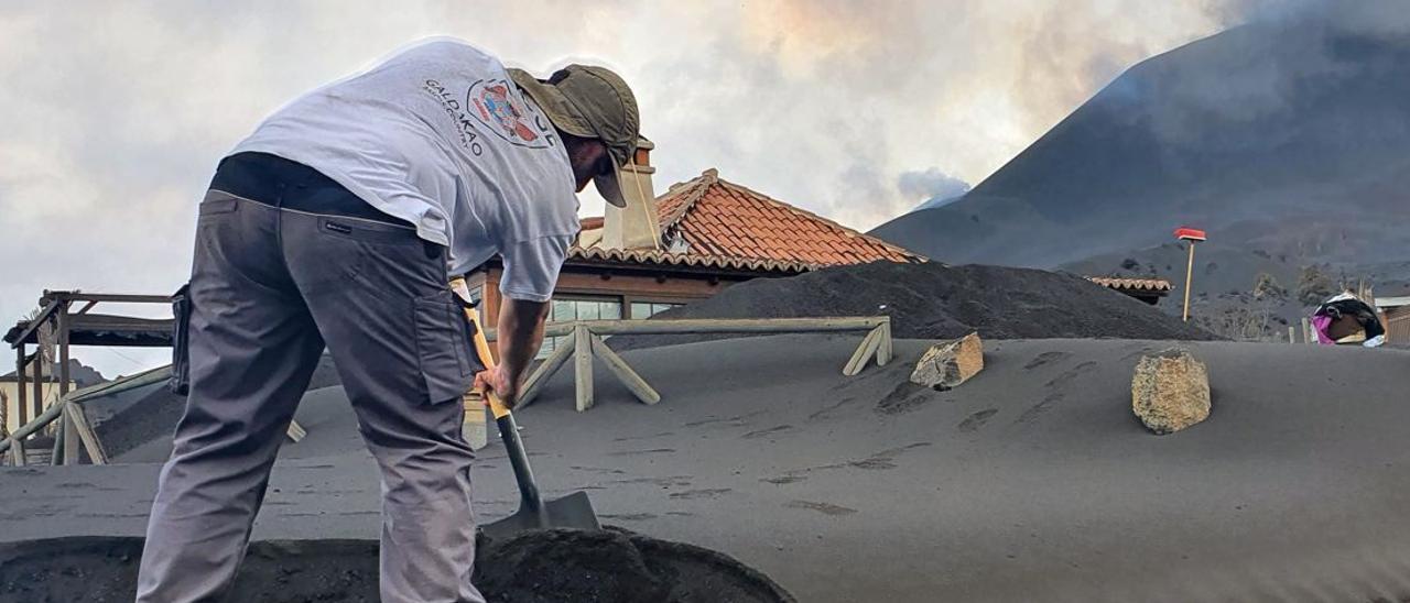 Limpieza de cenizas en el aeropuerto de La Palma