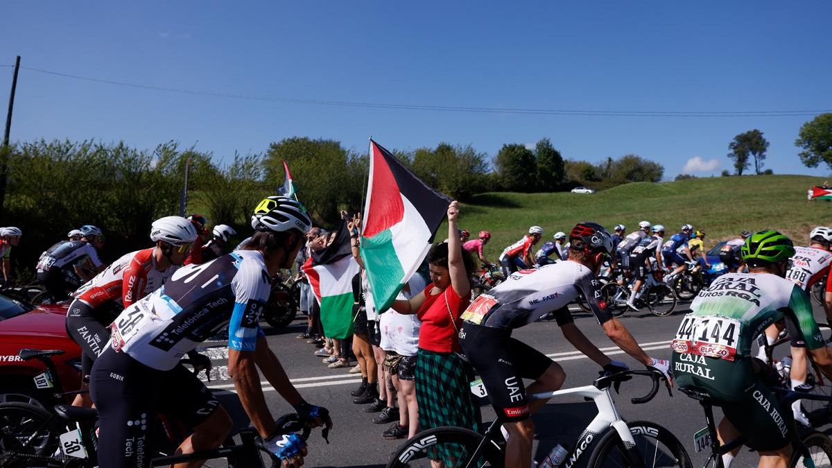 Asturias planta a la Vuelta por la presencia de ciclistas israelíes: ni el presidente ni ningún miembro del Ejecutivo asistirán a los actos de la prueba