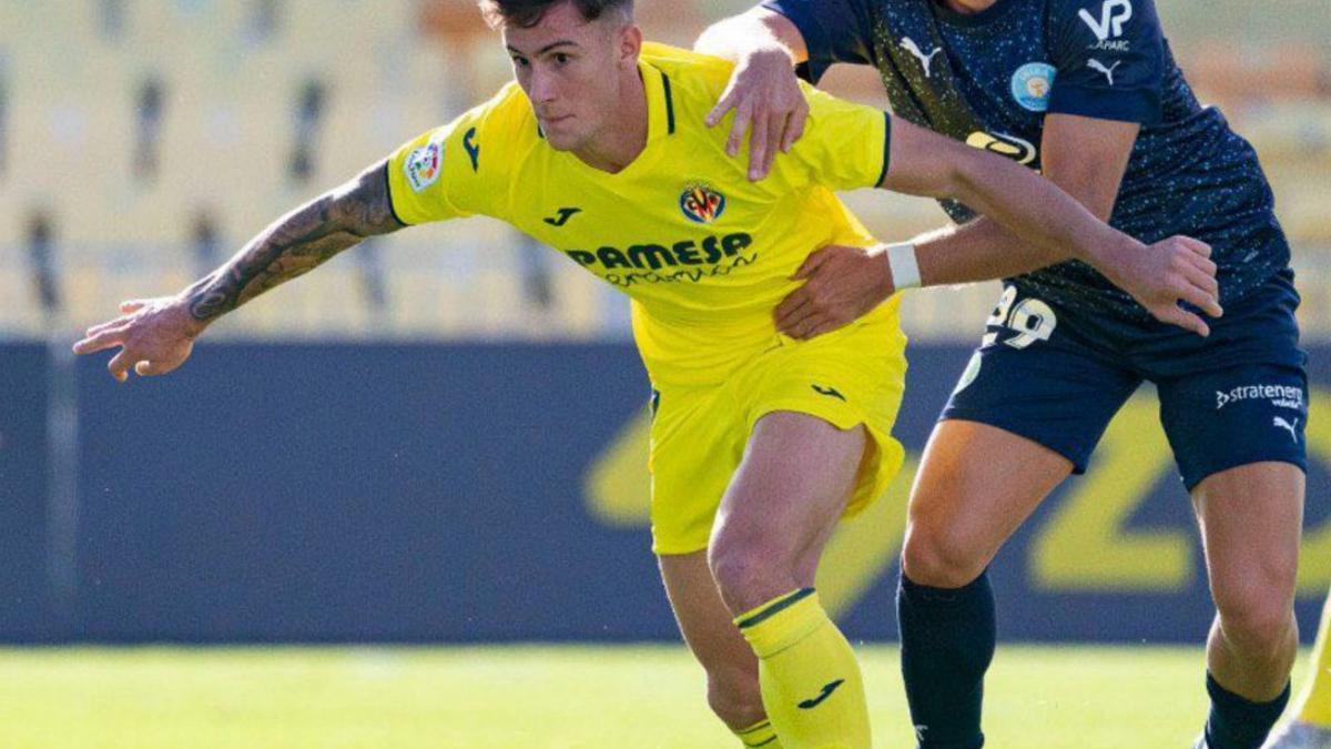 Isma Ruiz presiona al autor del gol, Collado. | V.C.F.