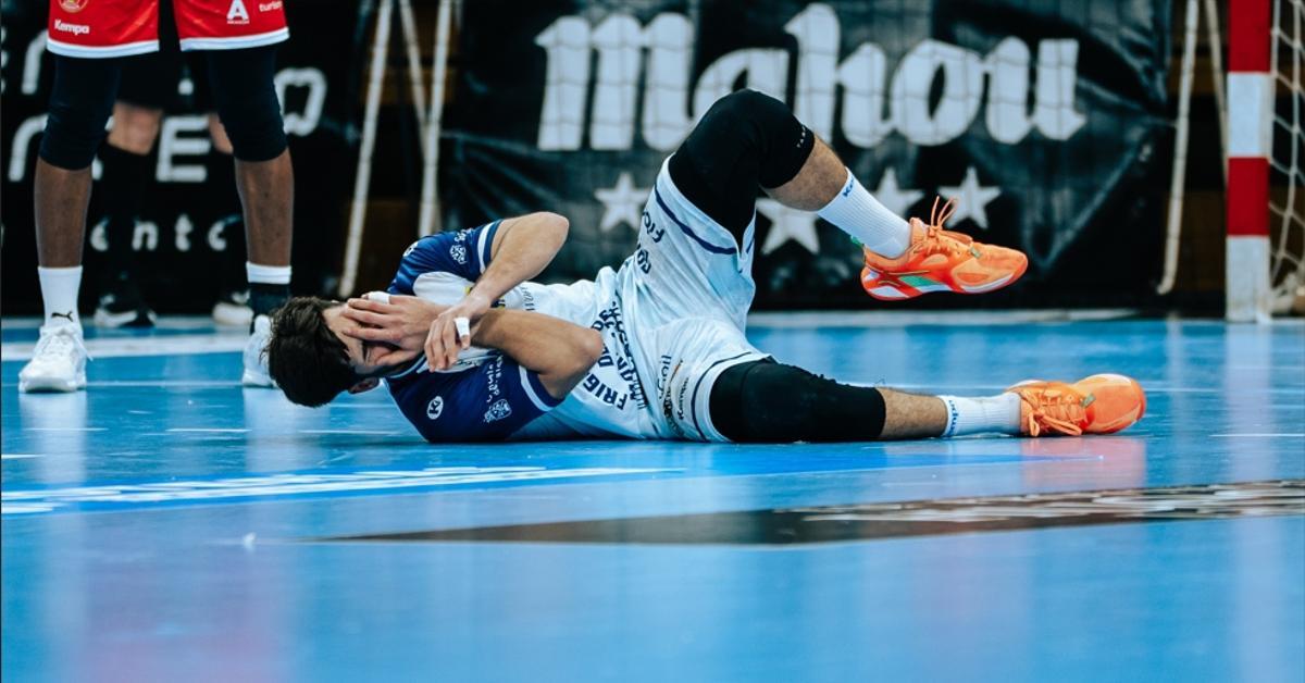 El jugador del Frigoríficos del Morrazo Samu Pereiro, ayer tendido en la pista de Huesca con signos de dolor por un golpe en la rodilla que le obligó a retirarse temporalmente del encuentro.