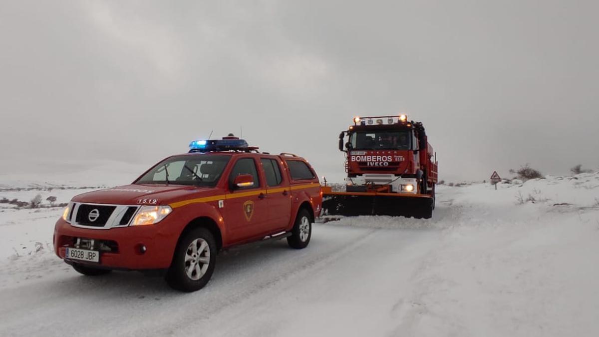 Las quitanieves han trabajado esta tarde en varias carreteras de la provincia de Zaragoza