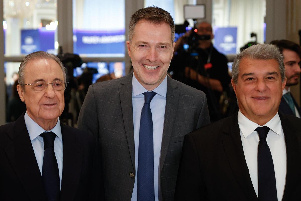 Florentino Pérez, presidente del Real Madrid; Bernd Reichart, CEO de la Superliga; y Joan Laporta, presidente del FC Barcelona.