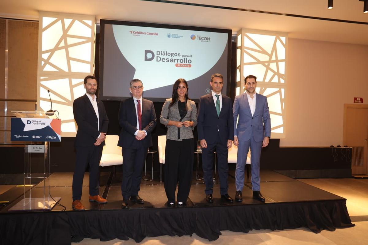 Alberto Lesmes, Fernando Trias de Bes, Begoña Villacís, Manuel Nieto y Diego Piñero, durante el evento de Diálogos para el Desarrollo.