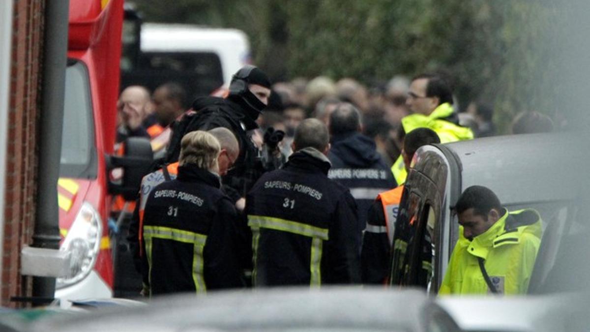 Policías y bomberos bloquean una de las calles cercanas al edificio donde se ha atrincherado el presunto autor del tiroteo, este miércoles, en Toulouse.