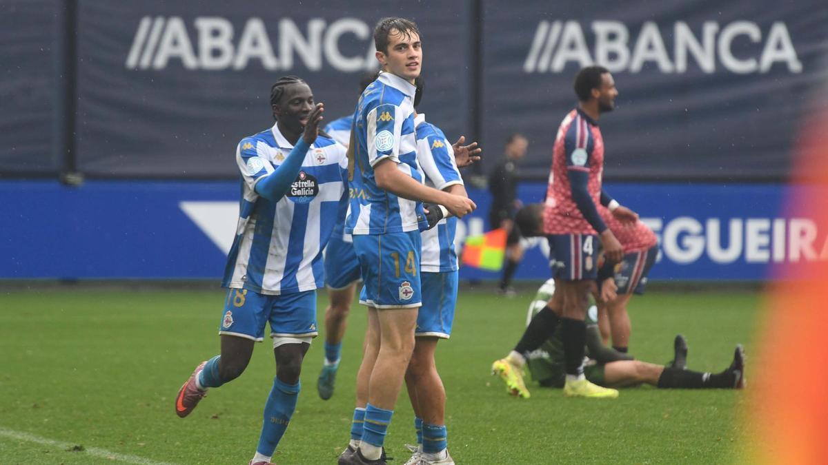 Domínguez y Dipanda celebran un gol ante el Real Ávila