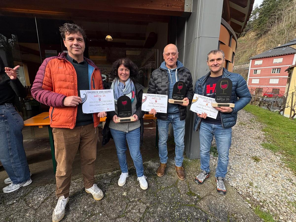Los ganadores del concurso: por la izquierda, Mario y Dolores García, Nilo González y Andrés Fernández.