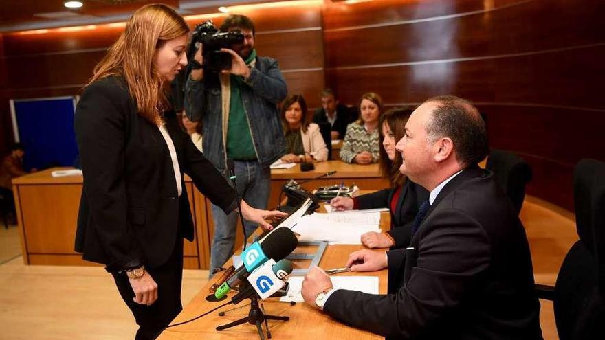 Penélope López toma posesión, con Rioboo como de alcalde en funciones, antes de la votación.