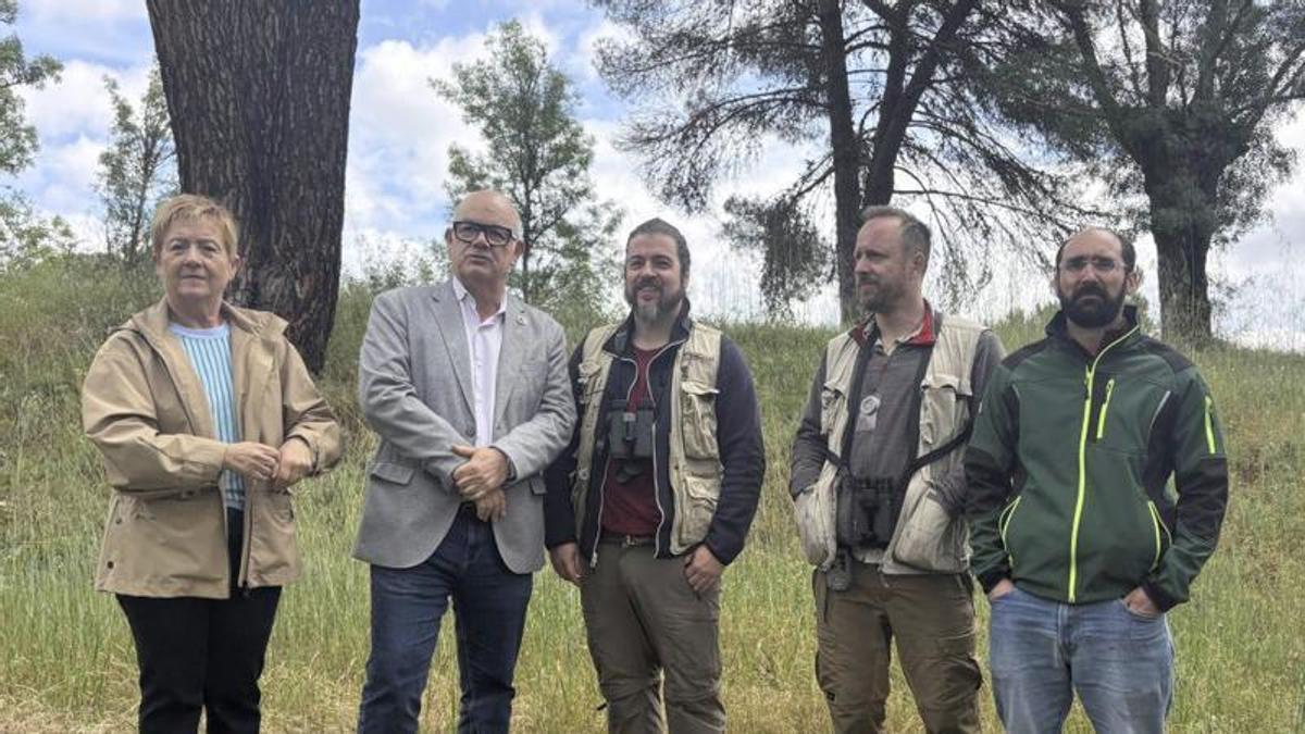 Eladio Santos, subdelegado del gobierno, con los técnicos del CSIC.