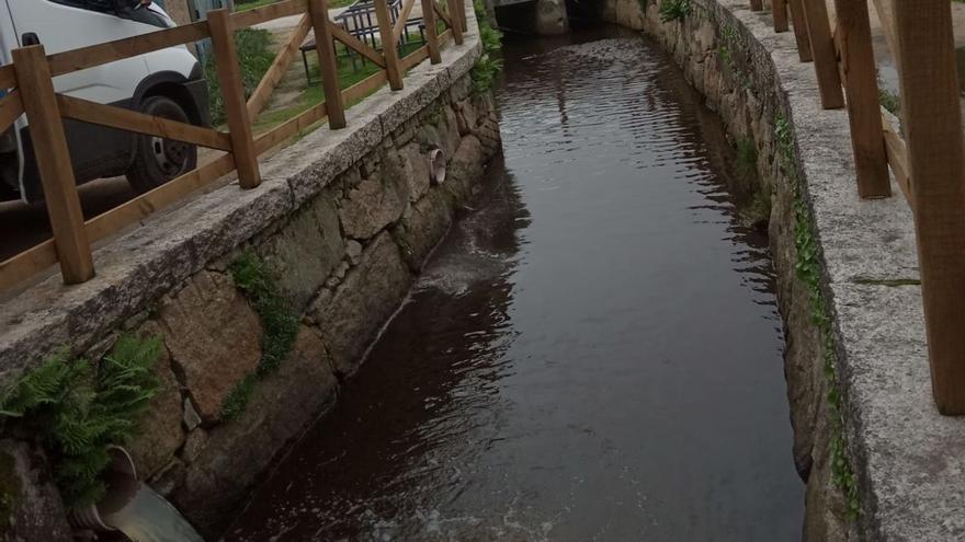 Aliviadero de la estación de bombeo en el canal que desagua en la lagoa de Vilariño. |   // FDV