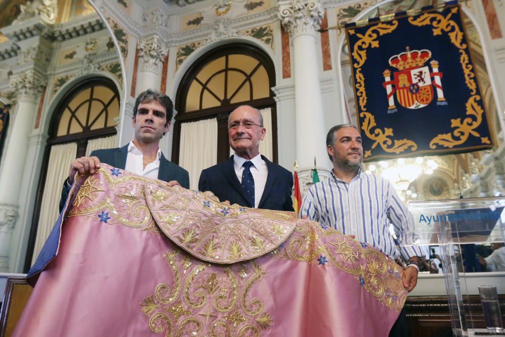 El diestro de Galapagar vio reconocida su faena del 23 de agosto de hace dos años en la feria taurina de La Malagueta en un acto en el Ayuntamiento de Málaga