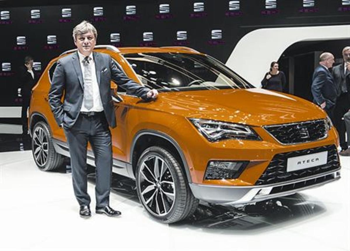 El presidente de Seat, Luca de Meo, junto a un Ateca, en el salón de Ginebra. El presidente de Seat, Luca de Meo, junto a un Ateca, en el salón de Ginebra.