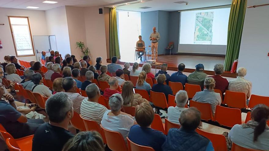 El PP duda de que se vayan a duplicar los aparcamientos en Beluso y Félix Juncal se compromete a reunirse de nuevo con los vecinos con el inicio de las obras