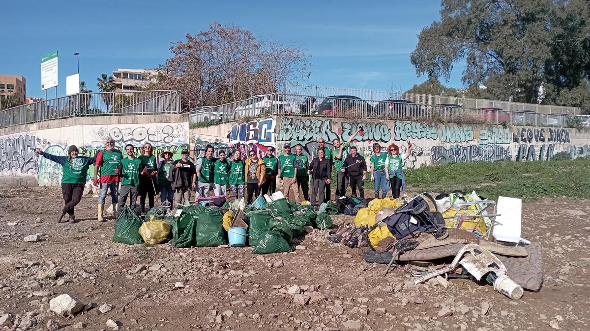 Los voluntarios de Andalimpia, el sábado con toda la basura recogida en dos horas en el Guadalmedina.
