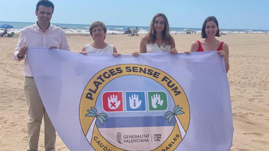 Elche vuelve a declarar libres de tabaco las playas y habrá monitores que sensibilizen para evitar fumar en el litoral