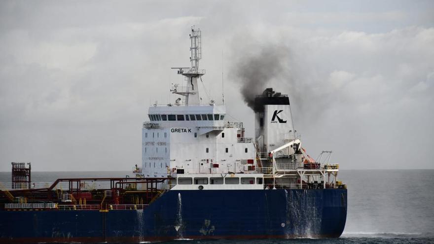 El oleaje impide la entrada del petrolero incendiado en el puerto de Oporto