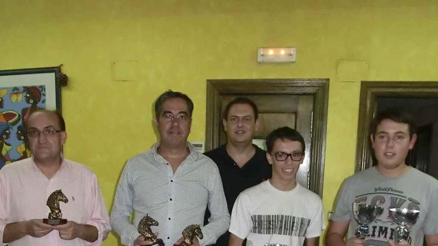 Los ganadores, con los trofeos.