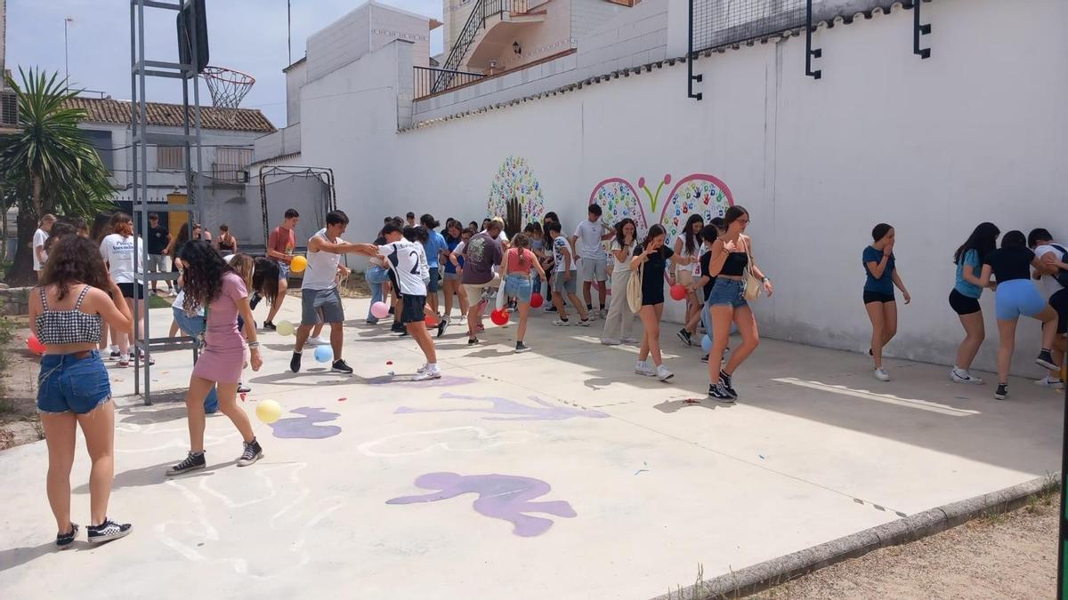 Un grupo de adolescentes comparte juegos en el patio de la Casa Joven de Montilla.