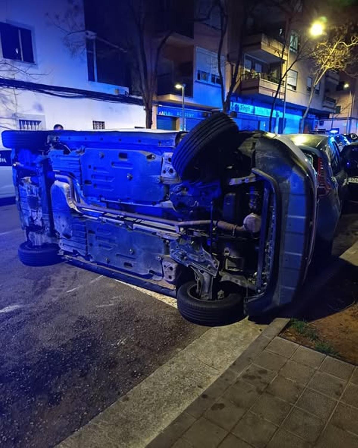 El coche acabó volcado tras el accidente.