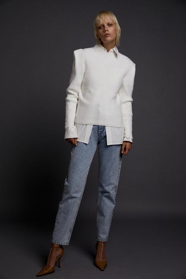 Jersey blanco con hombreras. Rebajado de 23,99 a 15,99 euros. FOTO: D.R.
