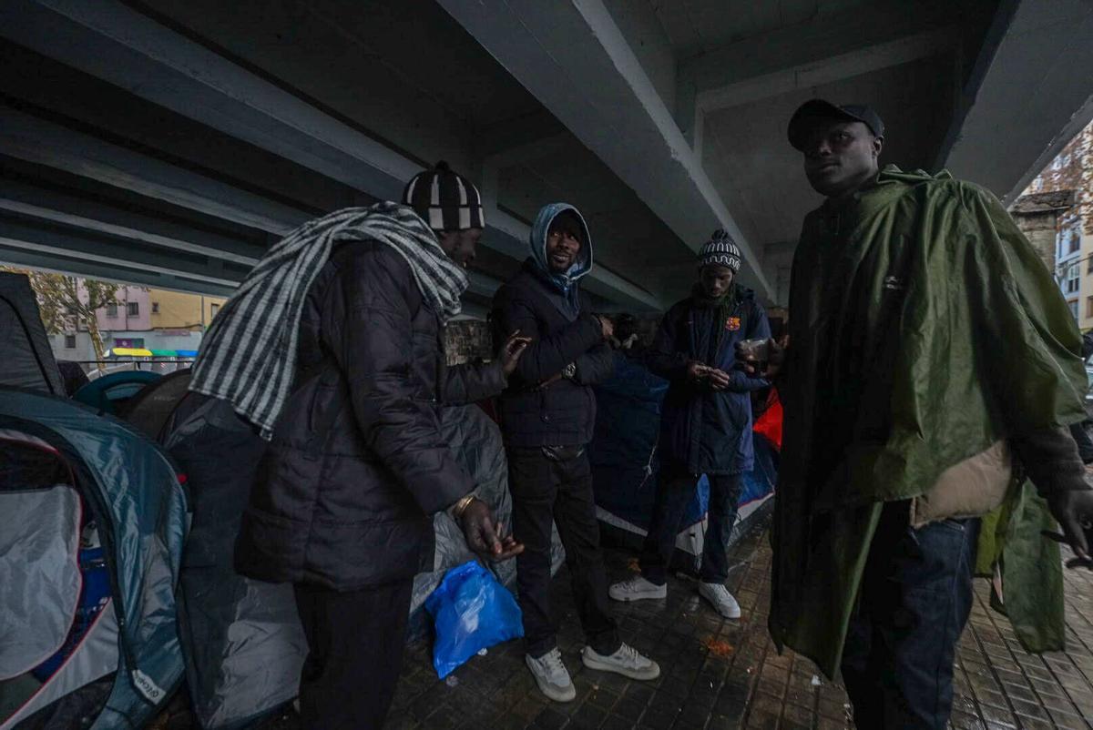 Los desalojados del B9 acampan bajo el puente de la C-31 en Badalona para protegerse de las lluvias intensas Los desalojados del B9 acampan bajo el puente de la C-31 en Badalona para protegerse de las lluvias intensas