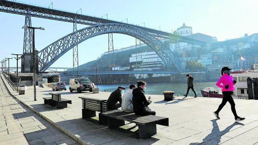 Una mujer hace deporte en la Ribeira de Oporto, ayer.   | // VIOLETA SANTOS