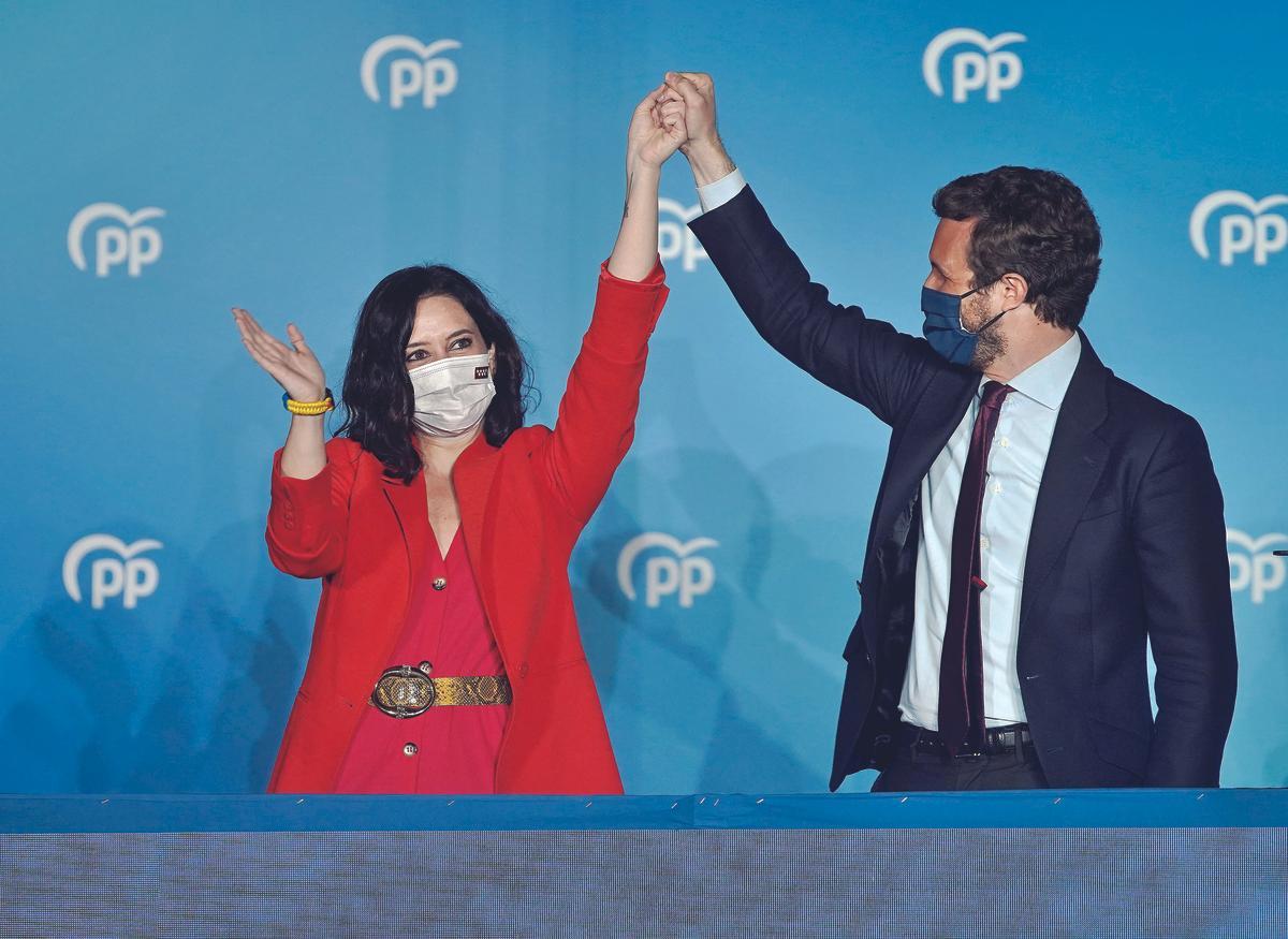 isabel Díaz Ayuso y Pablo Casado, la noche del 4 de mayo, celebran en el balcón de la sede del PP el triunfo del partido en las elecciones autonómicas.