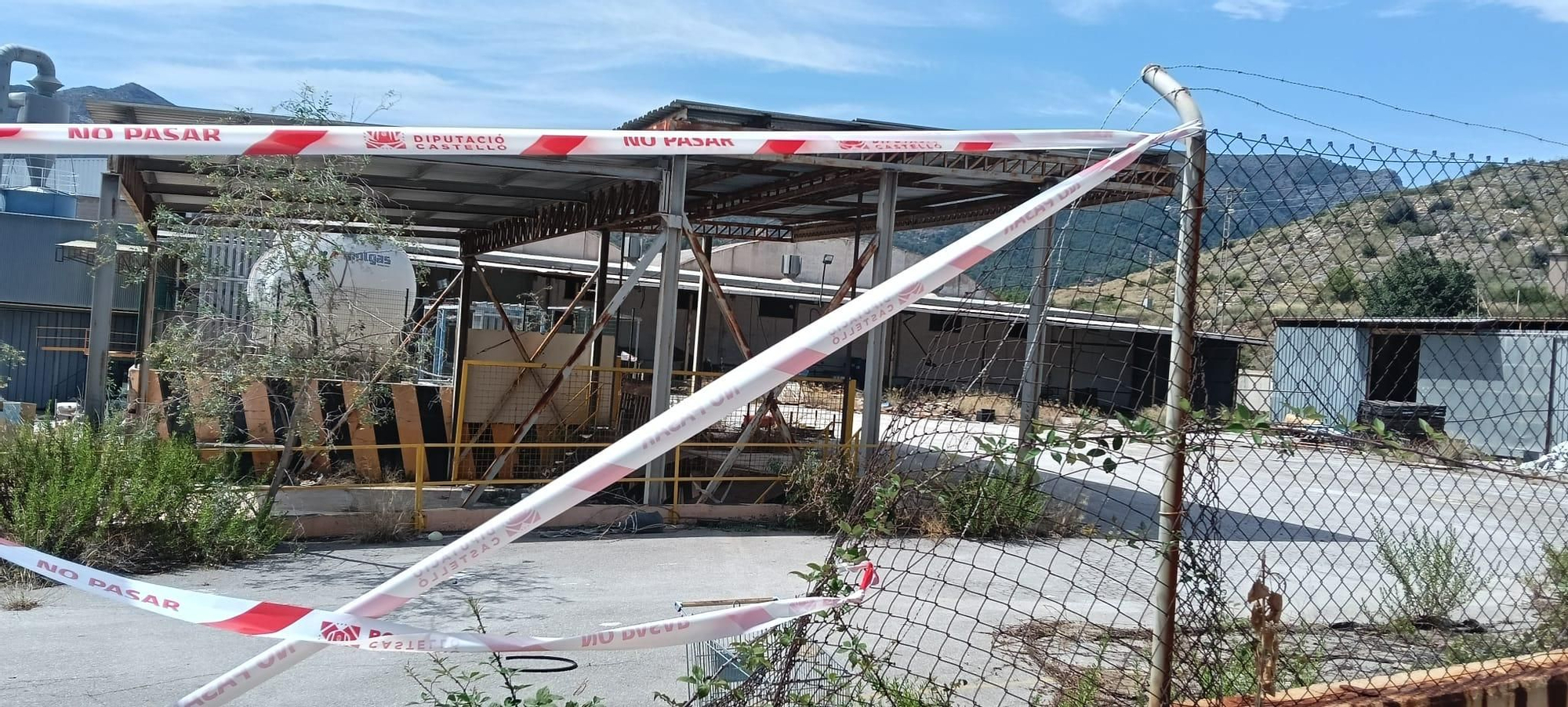 Esclarecedores imágenes del estado y los riesgos de una nave industrial abandonada en la Vall