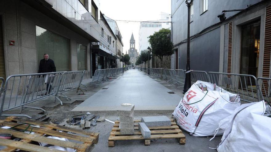 Obras en una calle de A Estrada.