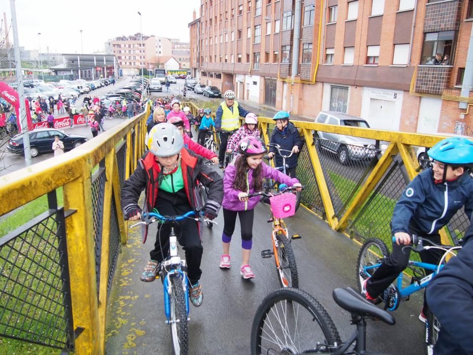 Los alumnos del Colegio Santa Bárbara de Lugones celebran el Día Mundial de la Bicicleta junto a Chechu Rubiera y Ángel García