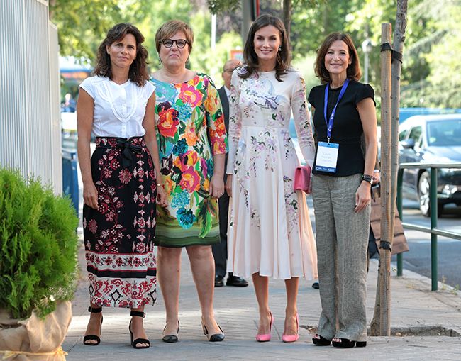 Letizia Ortiz, con vestido de flores de Asos, en la Cumbre Internacional contra el cáncer