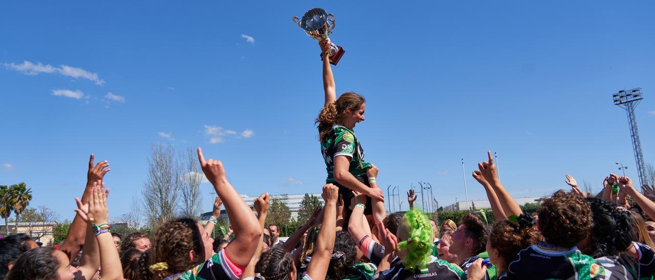 La capitana del Corteva alza la copa de campeón de la Liga Iberdrola.