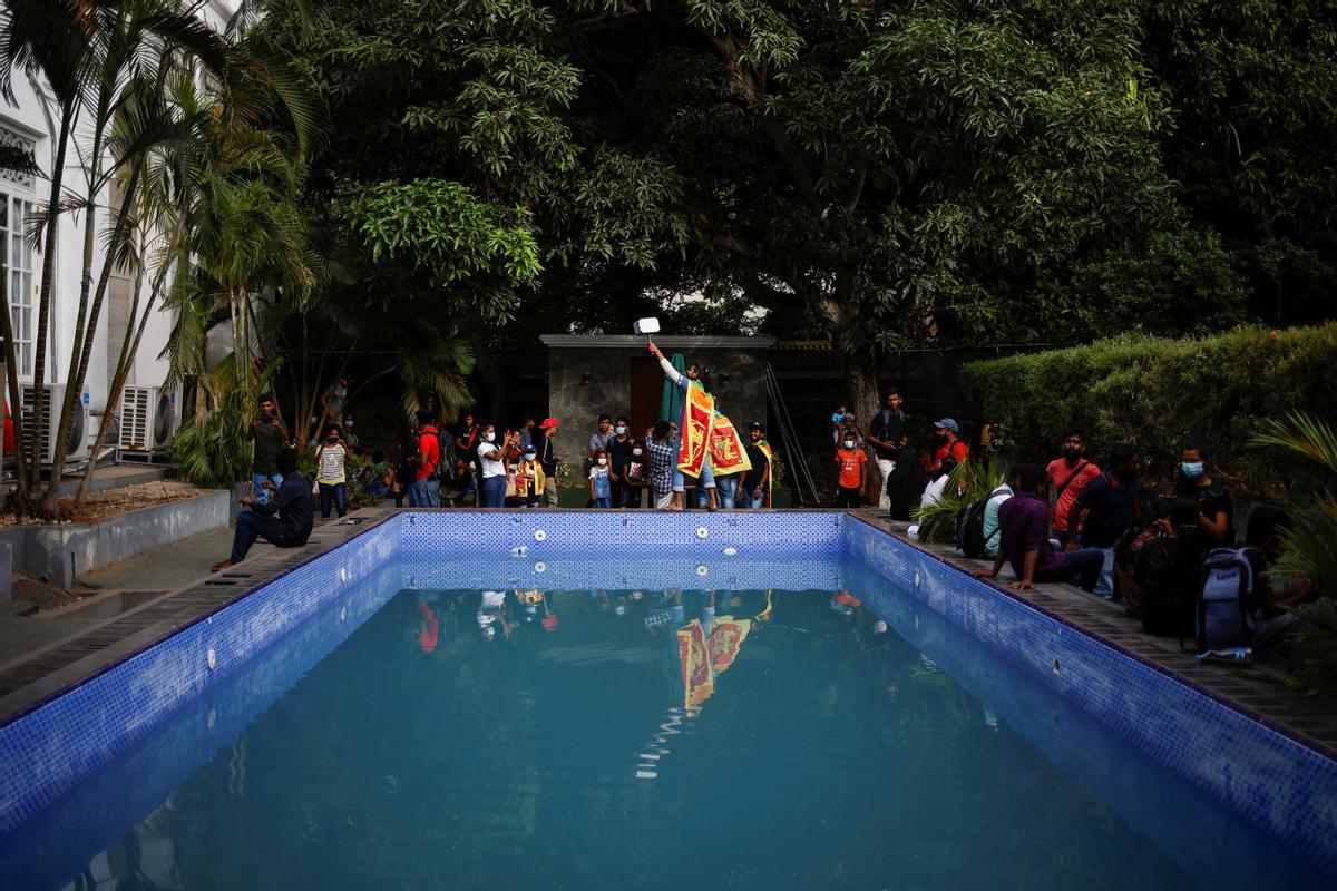 Ciudadanos visitan la residencia oficial del presidente de Sri Lanka, tras ser tomada por los manifestantes