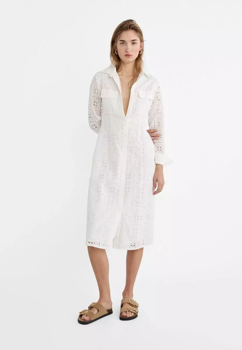 Lucirás impecable con estos 7 vestidos midi de Stradivarius: perfectos para ir a la oficina 10 Moncloa Vestido camisero midi con detalles bordados de Stradivarius: elegancia artesanal