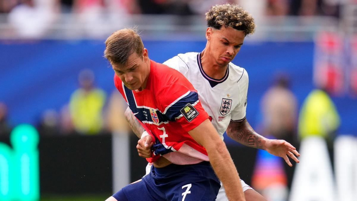 Sorloth y O'Reilly durante el partido entre Noruega e Inglaterra