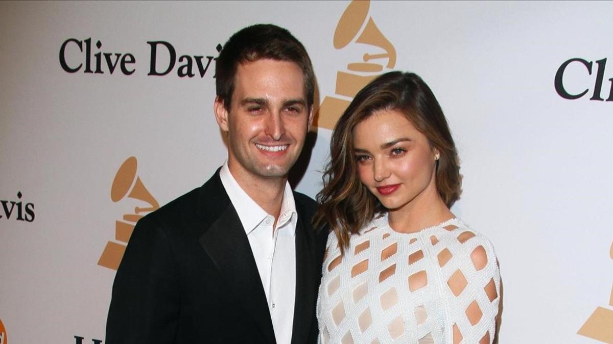 Miranda kerr anuncia su compromiso con el fundador de Snapchat, Evan Spiegel