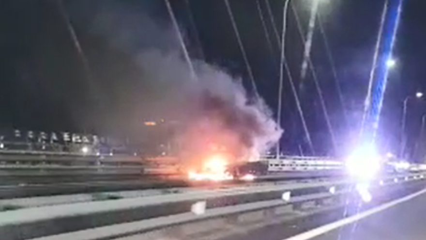 El coche en llamas, en mitad del puente de Rande. // FdV