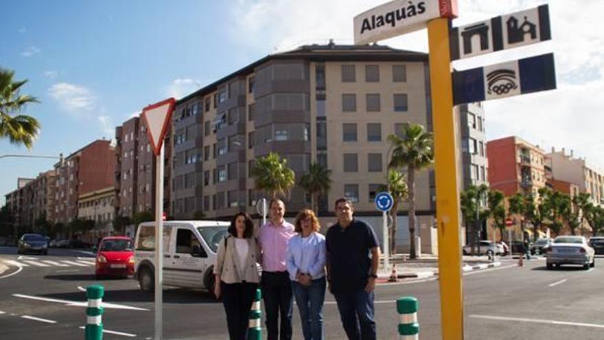 Alcalde y alcaldesa (centro) con el regidor y la concejala de Urbanismo de ambos municipios.