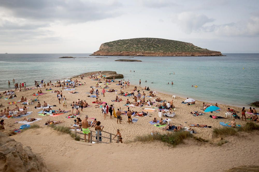 Sant Josep recupera las playas de los efectos del temporal de lluvia