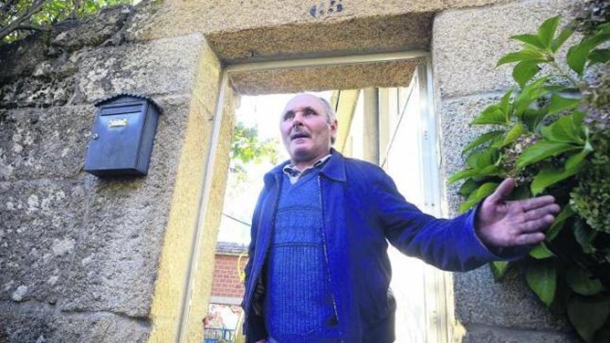 Secundino González, ayer por la tarde, en el umbral de su casa de Amoeiro donde fue víctima del atraco el lunes.  // Brais Lorenzo