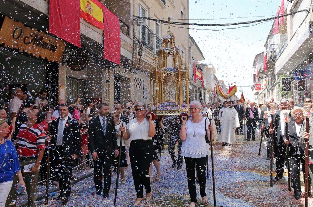 Miles de personas abarrotan las calles de la villa del Tea para disfrutar del Corpus y de las alfombras florales.